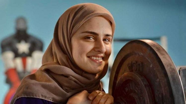 Kulsoom Abdullah Atlet Angkat Besi Berhijab Yang Bergelar Doktor Indosport