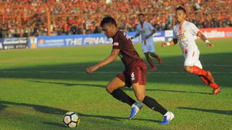 Ferdinand Sinaga berusaha membawa bola ke arah gawang Persija Jakarta. Copyright: © Media PSM Makassar