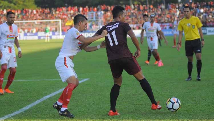Ismed Sofyan berusaha kawal ketat Muhammad Rahmat di final Piala Indonesia 2019. Copyright: © Media PSM Makassar