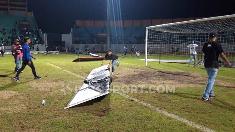 Hampir sebagian papan adboard rusak dihancurkan suporter. Copyright: © Alvin Syaptia Pratama/INDOSPORT