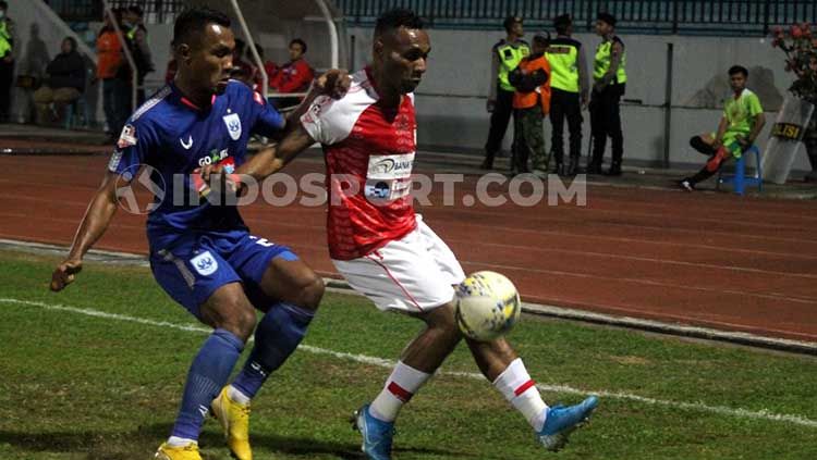 Bek PSIS Semarang, Safrudin Tahar berusaha menjegal pergerakan Titus Bonai Copyright: © Ronald Seger Prabowo/INDOSPORT