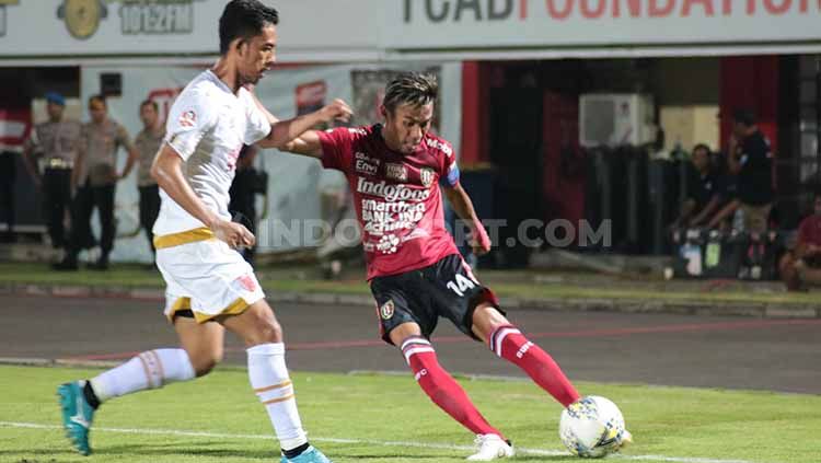 Kapten Bali United, Fadil Sausu saat melepaskan umpan  dalam laga melawan PSM Makassar di Stadion Kapten I Wayan Dipta, Gianyar, JKamis (1/8/19). Copyright: © Nofik Lukman Hakim/INDOSPORT