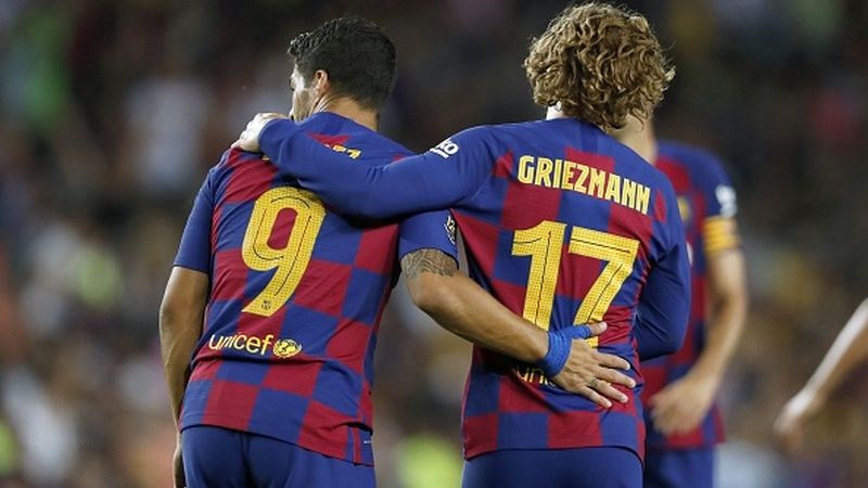 Antoine Griezmann (kanan) tetap akan menggunakan nomor 17 di Barcelona hingga akhir musim. VI Images via Getty Images. Copyright: © VI Images via Getty Images
