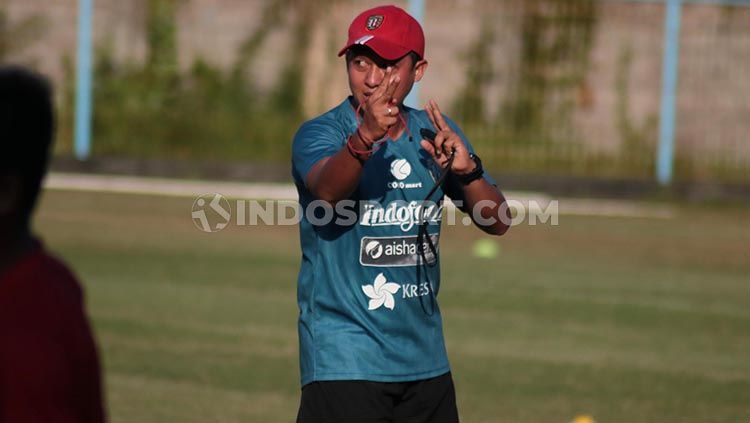 Pengganti sementara pelatih Stefano Cugurra Teco, Yogi Nugraha, angkat bicara terkait kekalahan Bali United dari Persebaya Surabaya di lanjutan Liga 1. Copyright: © Nofik Lukman Hakim/INDOSPORT