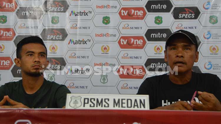 Pelatih PSMS Medan Abdul Rahman Gurning (kanan) didampingi pemainnya Aidun Sastra Utami (kiri), dalam temu pers jelang pertandingan PSMS vs PSGC Ciamis. Copyright: © Aldi Aulia Anwar/INDOSPORT