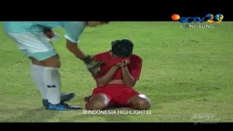 Kiper Thailand menghibur Mochamad Faizal Shaifullah yang menangis usai Indonesia kalah 0-2 di semifinal Piala AFF U-15. Copyright: © https://www.vidio.com