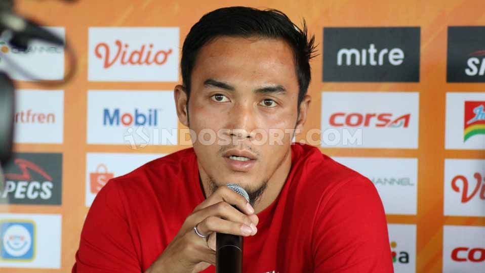 Komedian tanah air yang juga tifosi AC Milan, Marshel Widianto kena semprot Bek Bali United, Gunawan Dwi Cahyo. Copyright: © Nofik Lukman Hakim/INDOSPORT