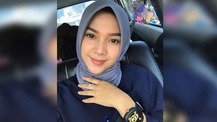 Raya Kitty tampil cantik mengenakan hijab. Copyright: © otosia