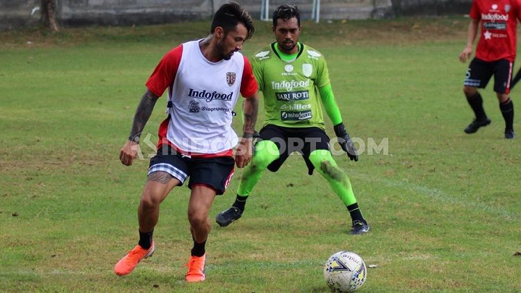 Kiper Bali United, Samuel Reimas, mengamati pergerakan Stefano Lilipaly.. Copyright: © Nofik Lukman Hakim/INDOSPORT