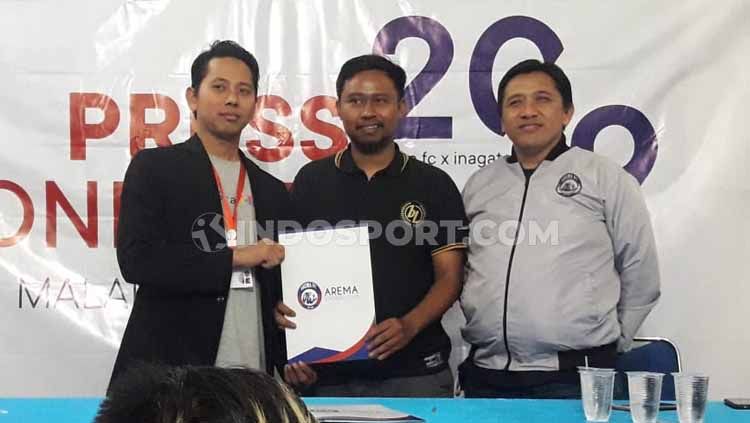 Kerja sama Arema FC dengan Inagata (web development) dalam pengelolaan website official klub. Copyright: © Ian Setiawan/INDOSPORT