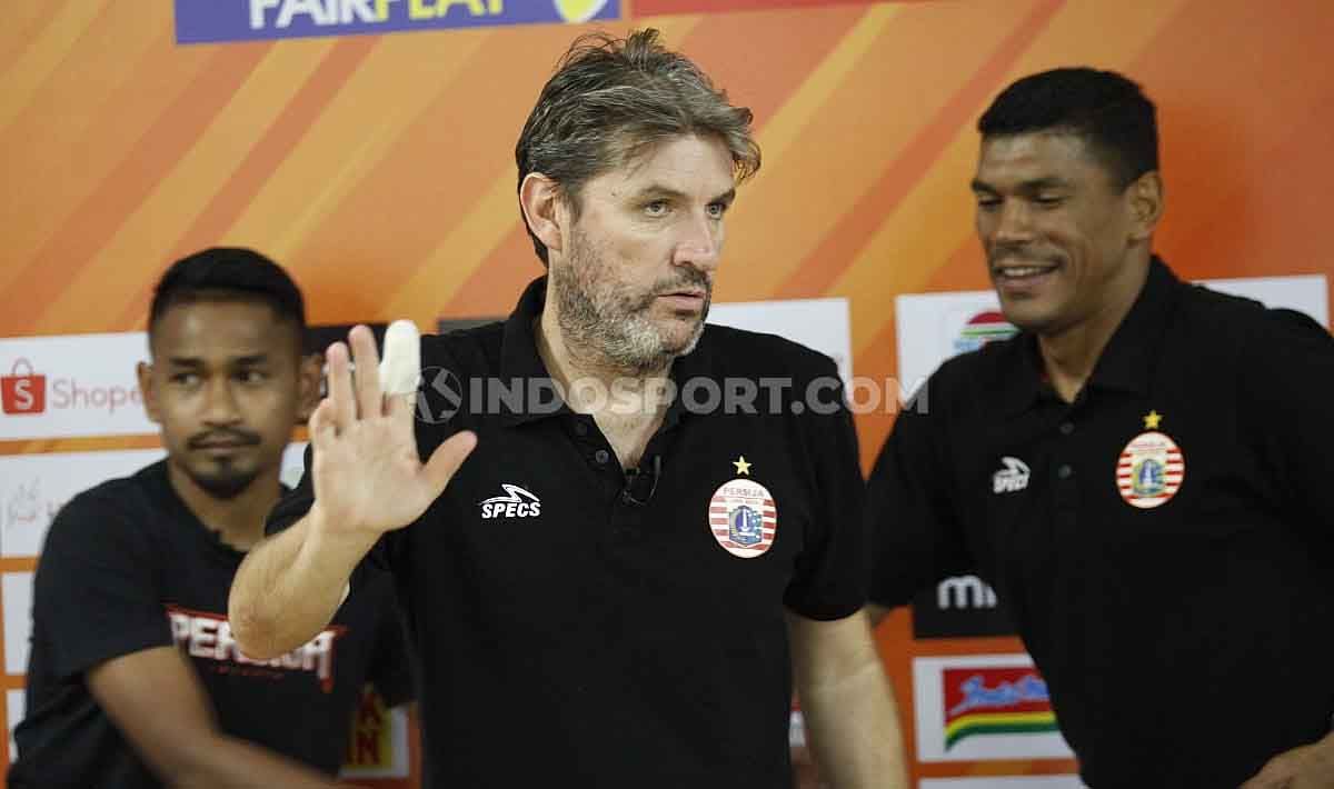 Jumpa pers tim Persija Jakarta jelang lawan Bhayangkara FC yang dihadiri pelatih Julio Banuelos dan perwakilan pemain Ramdani Lestaluhu di Media Center Stadion Patriot Bekasi, Jumat (09/08/19). Foto: Herry Ibrahim/INDOSPORT Copyright: © Herry Ibrahim/INDOSPORT