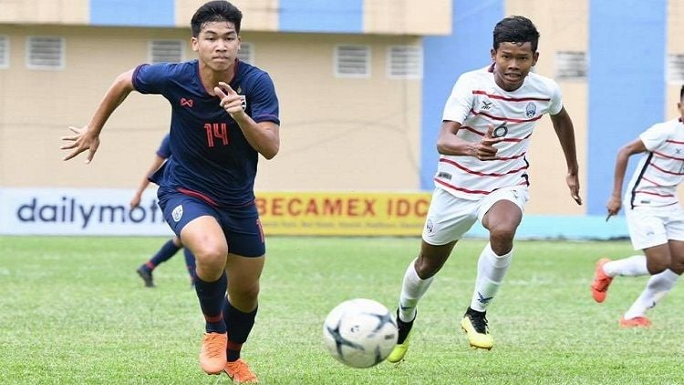 Timnas Kamboja (kanan) jadi sorotan usai berhasil mengalahkan Thailand dan Vietnam di ajang Piala AFF U-18 2019. Copyright: © FA Thailand