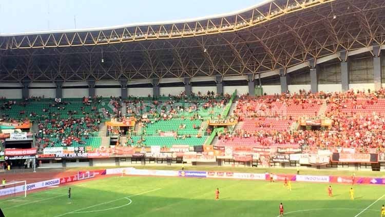Vietnam keluhkan kualitas lapangan stadion Patriot Candrabhaga yang buruk di Piala AFF U-19 yang mana jadi tamparan bagi Shin Tae-yong dan Indonesia. Copyright: © Petrus Manus Da'Yerimon/INDOSPORT
