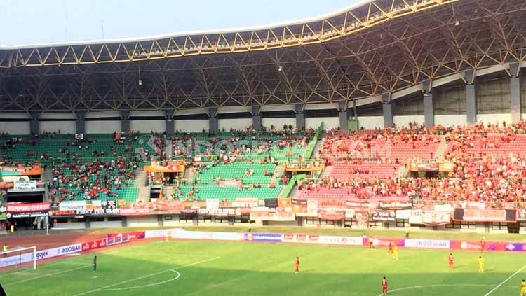 Vietnam keluhkan kualitas lapangan stadion Patriot Candrabhaga yang buruk di Piala AFF U-19 yang mana jadi tamparan bagi Shin Tae-yong dan Indonesia. Copyright: © Petrus Manus Da'Yerimon/INDOSPORT