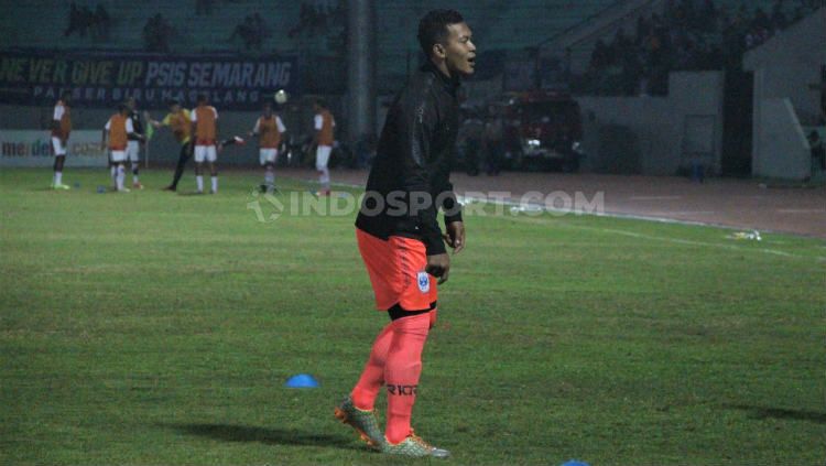 Kiper klub Liga 1 PSIS Semarang, Joko Ribowo mencoba tetap aktif melakukan latihan selama timnya diliburkan sejak satu bulan yang lalu. Copyright: © Alvin Syaptia Pratama/INDOSPORT