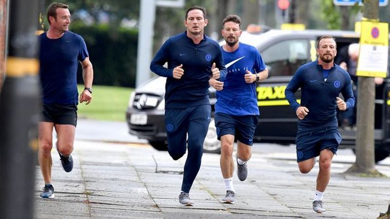 Frank Lampard dan staf Chelsea menyempatkan diri berolahraga sebelum menghadapi Manchester United. ZENPIX LTD via Mirror. Copyright: © ZENPIX LTD via Mirror