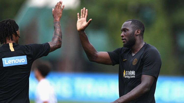 Romelu Lukaku (kiri) menyebut bahwa sosok Jose Mourinho merupakan idola sekaligus teman baiknya meski keduanya kerap berbeda pendapat Copyright: © Claudio Villa/Inter