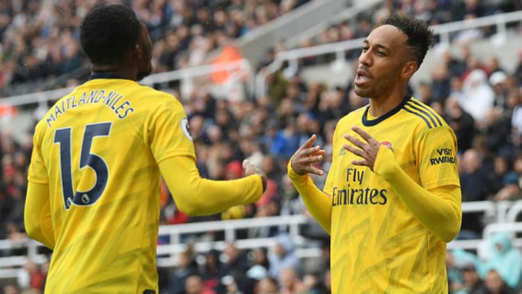 Pierre-Emerick Aubameyang (kanan) dan Ainsley Maitland-Niles (kiri) saat berselebrasi usai mencetak gol ke gawang Newcastle United. Copyright: © Stu Forster/Getty Images