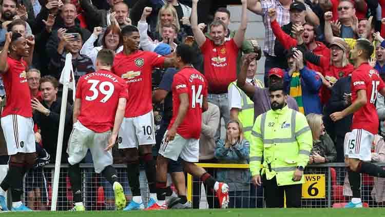 Pemain Manchester United akan merayakan gol yang dicetak oleh Anthony Martial ke gawang Chelsea. Copyright: © premierleague