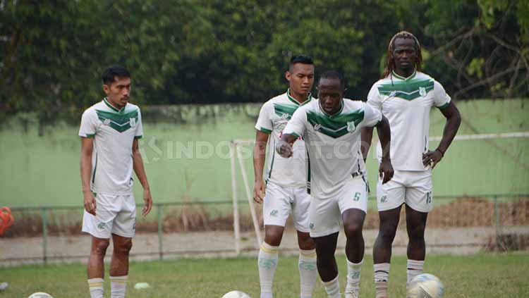 Pemain naturalisasi PSMS Medan, Mohamadou Al Hadji (kanan) dan Mamadou Diallo (dua kanan) saat berlatih di komplek mess PSMS, Stadion Kebun Bunga, Medan. Foto: Aldi Aulia Anwar/INDOSPORT Copyright: © Aldi Aulia Anwar/INDOSPORT