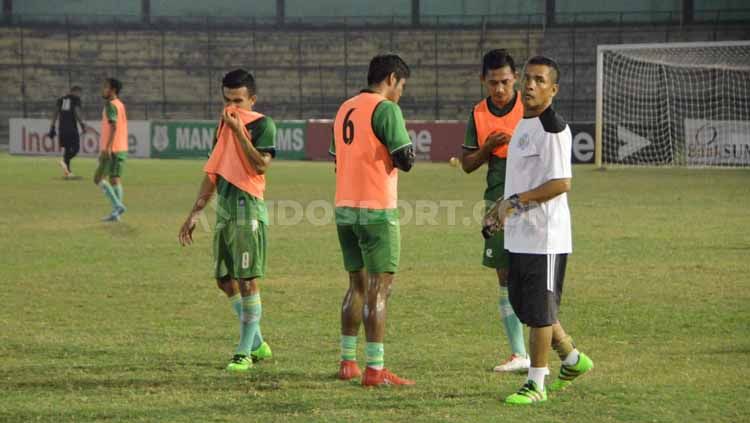 Pelatih PSMS Medan, Abdul Rahman Gurning, saat pimpin timnya latihan di Stadion Teladan, Medan, Minggu (11/08/2019) malam. Foto: Aldi Aulia Anwar/INDOSPORT Copyright: © Aldi Aulia Anwar/INDOSPORT