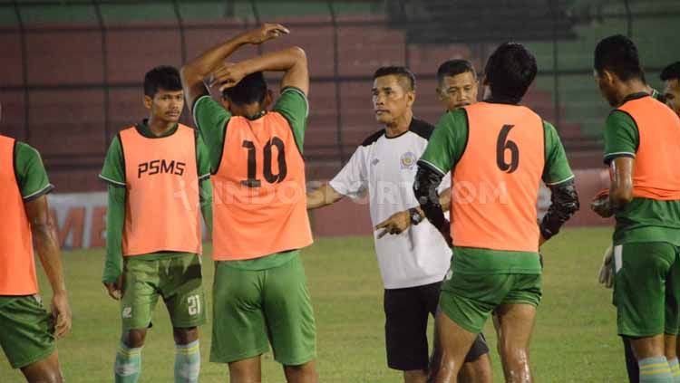 Pelatih PSMS Medan, Abdul Rahman Gurning, saat pimpin timnya latihan di Stadion Teladan, Medan, Minggu (11/08/2019) malam. Copyright: © Aldi Aulia Anwar/INDOSPORT
