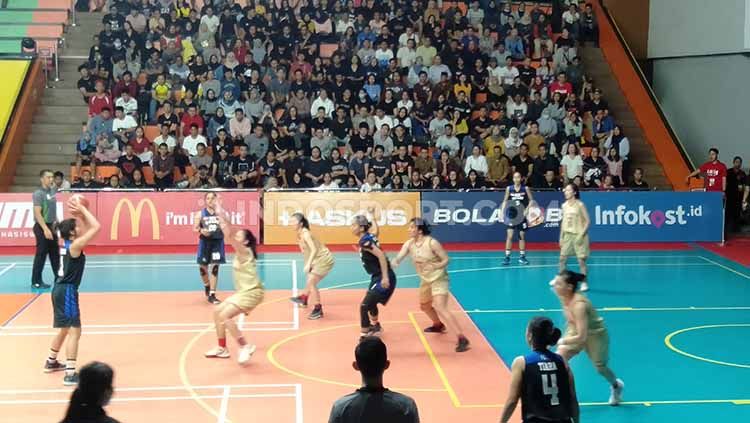 Laga final kategori putri LIMA Basketball Nationals season 7 2019 antara Universitas Pelita Harapan (UPH) vs Universitas Esa Unggul (UEU) pada Senin, (12/08/19) di GOR Otista, Jakarta Timur. Copyright: © Shintya Anya Maharani/INDOSPORT