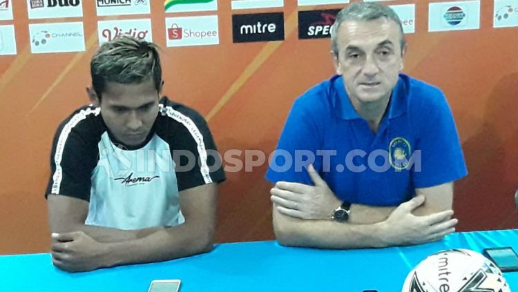 Arema FC diwakili Hendro Siswanto dan Milomir Seslija dalam konferensi pers pralaga lawan Persebaya. Copyright: © Ian Setiawan/INDOSPORT