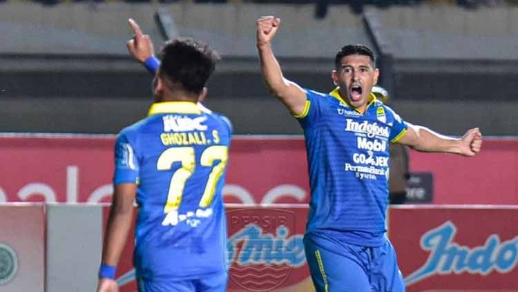 Esteban Vizcarra (kanan) berselebrasi usai mencetak gol ke gawang Borneo FC, Rabu (14/08/19). Copyright: © Twitter.com/persibofficial