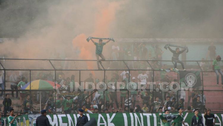 Peristiwa 'smoke bomb' di tribun utara saat PSMS Medan menjamu Sriwijaya FC di Stadion Teladan, Medan, Kamis (1/8/2019) lalu. (Foto : Aldi Aulia Anwar/INDOSPORT) Copyright: © Aldi Aulia Anwar/INDOSPORT