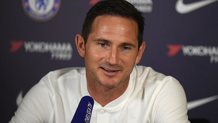 Frank Lampard harus menahan kekecewaan setelah Chelsea dikalahkan Leicester City di Liga Inggris. Copyright: © Darren Walsh/GettyImages