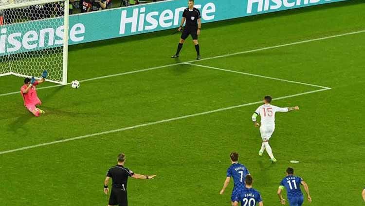 Kiper Kroasia, Danijel Subasic, menepis bola dari sepakan penalti bek Spanyol, Sergio Ramos, dalam pertandingan terakhir Grup D Piala Eropa 2016 di Stade Matmut Atlantique, Selasa (21/6/2016). Copyright: © Dennis Grombkowski/Getty Images