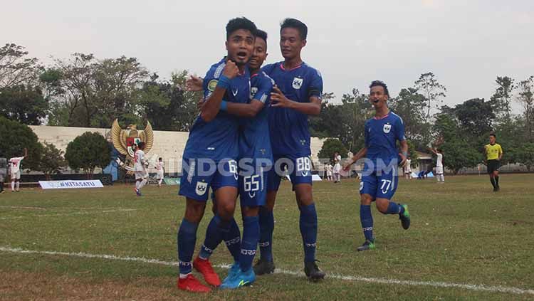 Para pemain PSIS U-20 saat merayakan golnya ke gawang Barito Putera U-20 pada pekan pertama kompetisi Elite Pro Academy. Copyright: © Alvin Syaptia Pratama/INDOSPORT