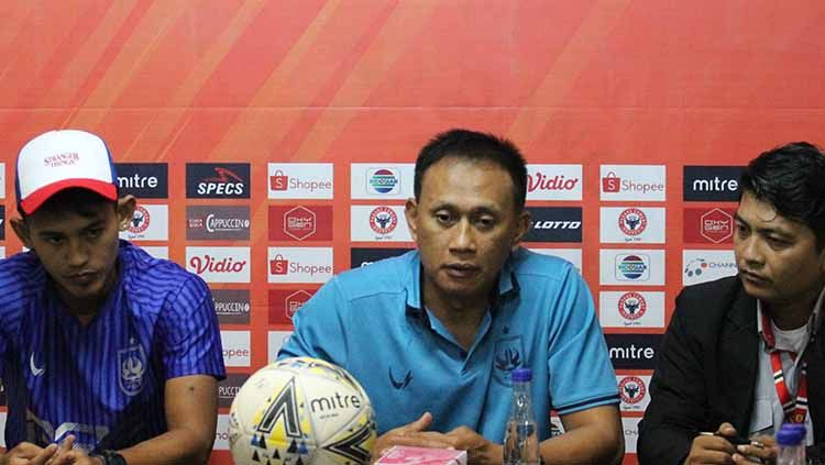 Widyantoro dan Hari Nur Yulianto saat hadiri sesi konferensi pers sebelum laga melawan Semen Padang/ Copyright: © Dokumentasi Semen Padang.