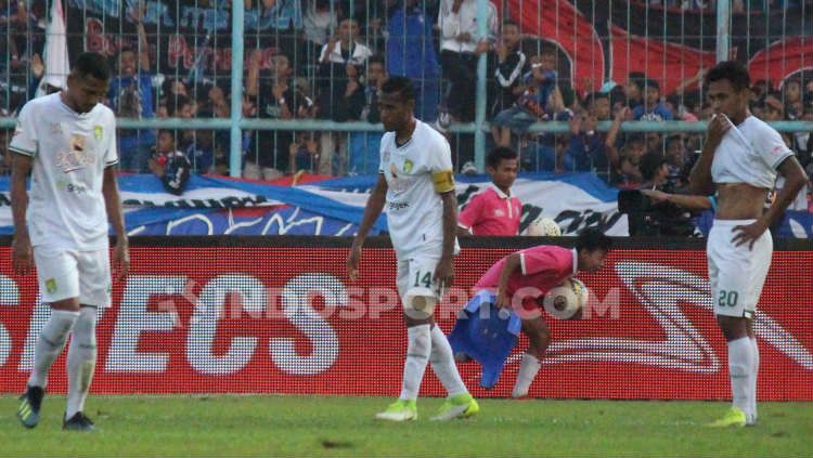 Tiga pemain Persebaya tertunduk lesu usai dilibas Arema FC 4-0, Kamis (15/8/19). Copyright: © Fitra Herdian Ariestianto/INDOSPORT