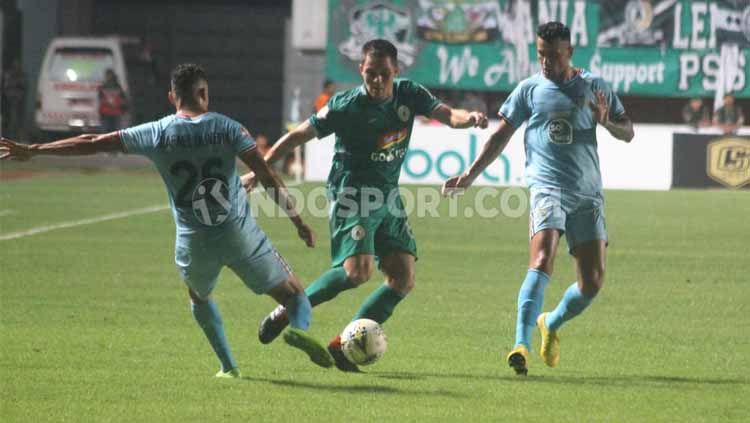 Pemain PSS Sleman dijaga dua pemain Persela Lamongan, Kamis (15/08/2019). Copyright: © Ronald Seger Prabowo/INDOSPORT