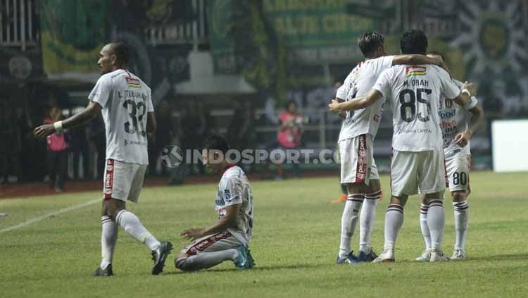 Para pemain Bali United merayakan gol kedua Stefano Lilipaly yang sekaligus memastikan kemenangan Serdadu Tridatu atas Tira-Persikabo, Kamis (15/8/19). Copyright: © Herry Ibrahim/INDOSPORT
