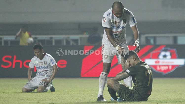 Leonard Tupamahu (kaus putih) tampak memberikan simpati kepada pemain TIRA Persikabo, Ciro Alves, Kamis (15/08/2019). Copyright: © Herry Ibrahim/INDOSPORT