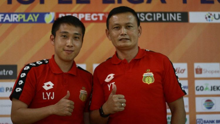 Yeyen Tumena dan Lee Yu Jun. Copyright: © Media Bhayangkara FC