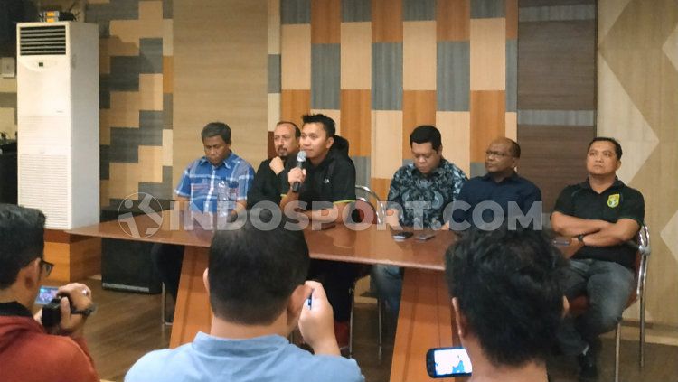 Presiden Persebaya Azrul Ananda memberikan keterangannya setelah aksi protes Bonek, Jumat (16/8/19). Copyright: © Fitra Herdian/INDOSPORT