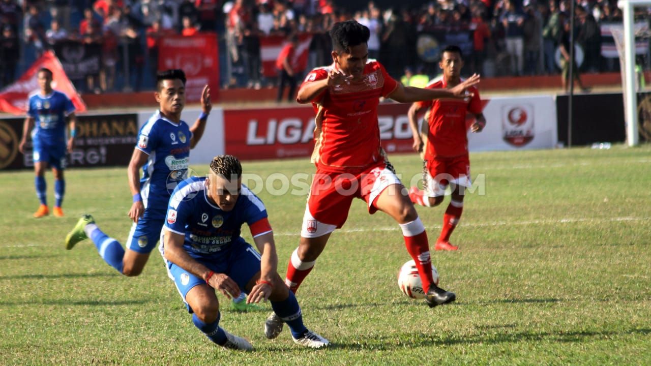 Persis Solo berhasil menaklukkan PSIM Yogyakarta di laga pekan kesepuluh Liga 2 dengan skor 2-1 (16/8/19). Copyright: © Ronald Seger/INDOSPORT