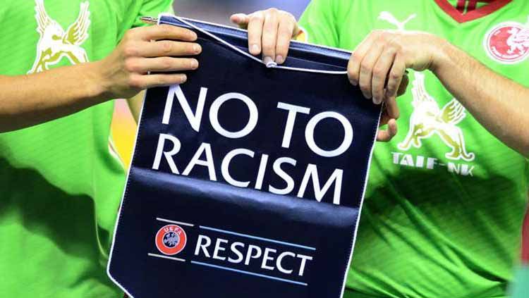 Masih maraknya kasus diskriminasi berbau SARA di media sosial, khusunya pada pemain sepak bola, membuat Patrice Evra buka suara. Copyright: © Futbolgrad