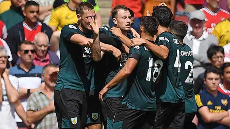 Selebrasi Striker Burnley, Ashley Barnes merayakan dengan rekan satu timnya setelah mencetak gol pertama mereka pada pertandingan Liga Primer Inggris antara Arsenal dan Burnley di Stadion Emirates di London, (17-08-2019). Copyright: © DANIEL LEAL-OLIVAS/AFP/Getty Images