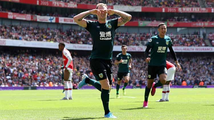 Selebrasi Striker Burnley, Ashley Barnes saat mencetak gol pertama mereka pada  Liga Primer Inggris antara Arsenal vs Burnley di Stadion Emirates di London, Sabtu (17-08-2019). Copyright: &copy; Yui Mok/PA Images via Getty Images