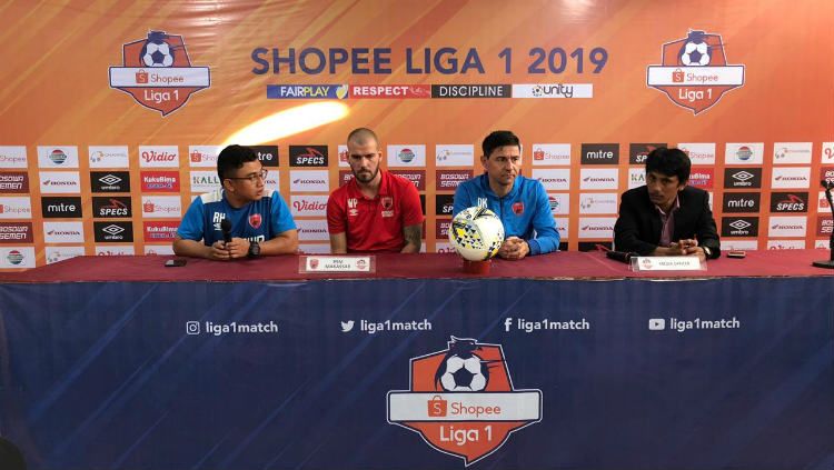 Prematch Press Conference PSM Makassar vs Persib Bandung diwakili pelatih Darije Kalezic dan pemain Willjan Pluim. Copyright: © Media PSM Makassar