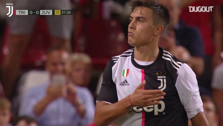 Paulo Dybala menepuk lambang Juventus di dadanya usai mencetak gol ke gawang Triestina. Copyright: © DUGOUT