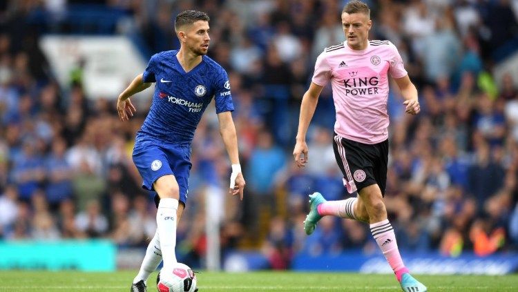 Jorginho berusaha melindungi bola dari Jamie Vardy di pertandingan Liga Primer Inggris pekan ke-2 antara Chelsea vs Leicester City Copyright: © chelseafc.com