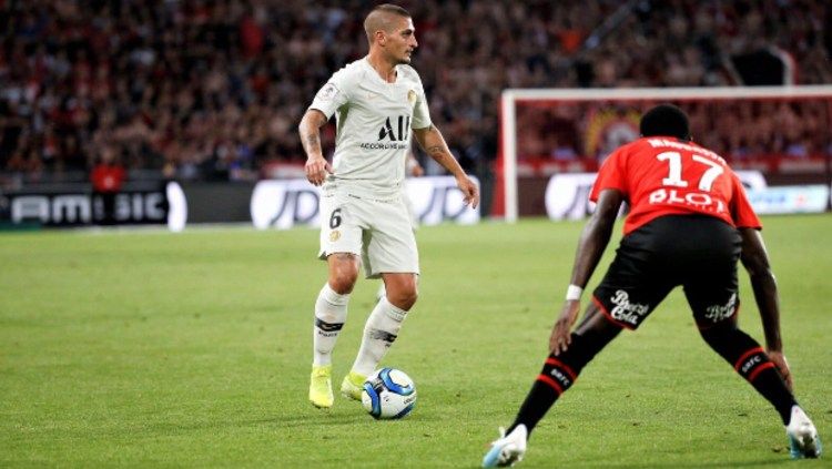 Marco Verratti tampak kebingungan saat pertandingan Ligue 1 2019/20 antara Rennes vs PSG. Copyright: © Media PSG