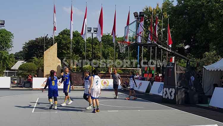 Situasi pertandingan basket di komplek gedung Kemenpora. Copyright: © Israelly Kawengian/INDOSPORT