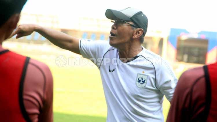 Pelatih PSIS Semarang, Bambang Nurdiansyah sedikit berkelakar terkait cara yang akan dilakukan agar strikernya produktif mencetak gol di Liga 1 2019. Copyright: © Alvin Syaptia Pratama/INDOSPORT